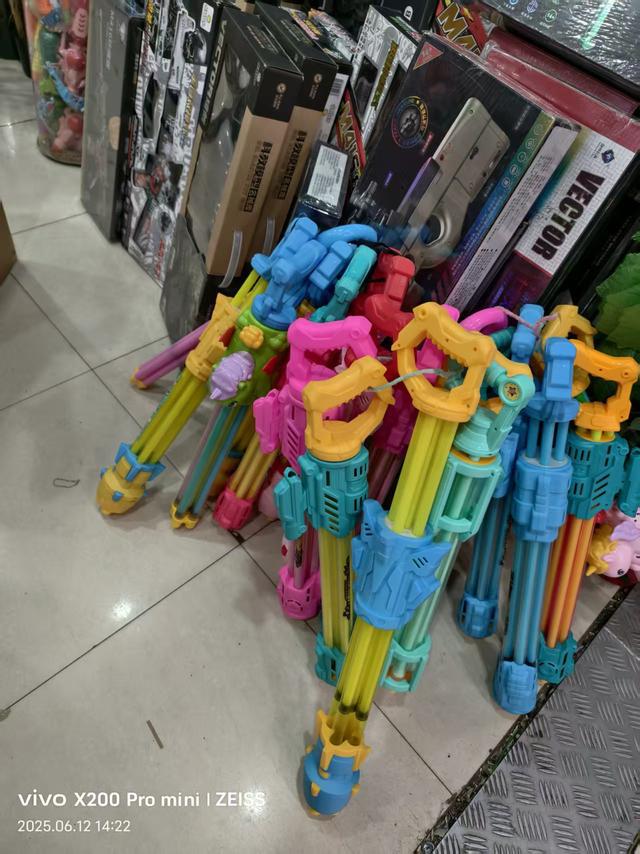 加特林水枪轻松射飞远处瓶装水：大风新闻调查市场玩具水枪存安全隐患(图3)