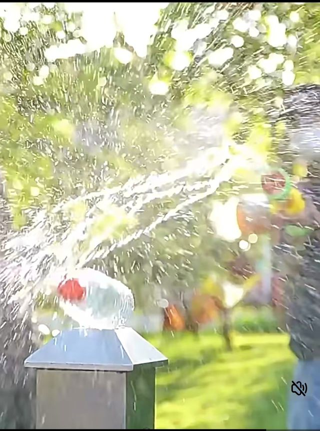 加特林水枪轻松射飞远处瓶装水：大风新闻调查市场玩具水枪存安全隐患(图5)