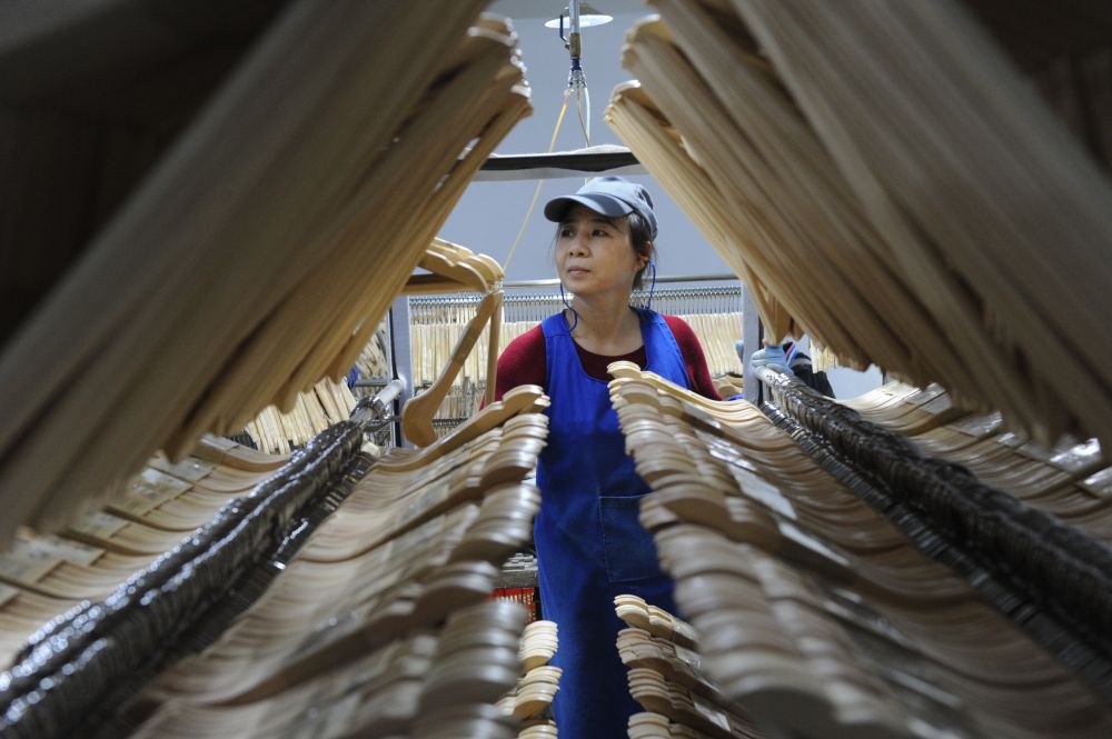 中国经济样本观察·“镇”了不起｜为衣做架“挂”出来的80亿元“衣架产业”