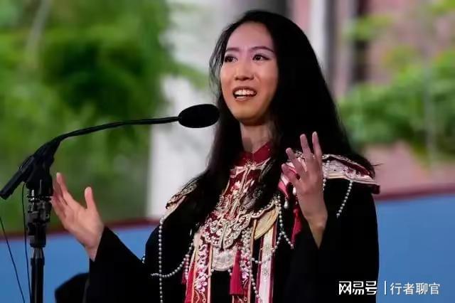 哈佛演讲女孩被扒！父亲是高管 母亲是律所股东 演讲内容被指空洞(图2)