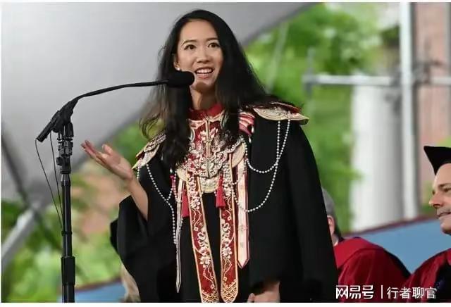 哈佛演讲女孩被扒！父亲是高管 母亲是律所股东 演讲内容被指空洞(图3)