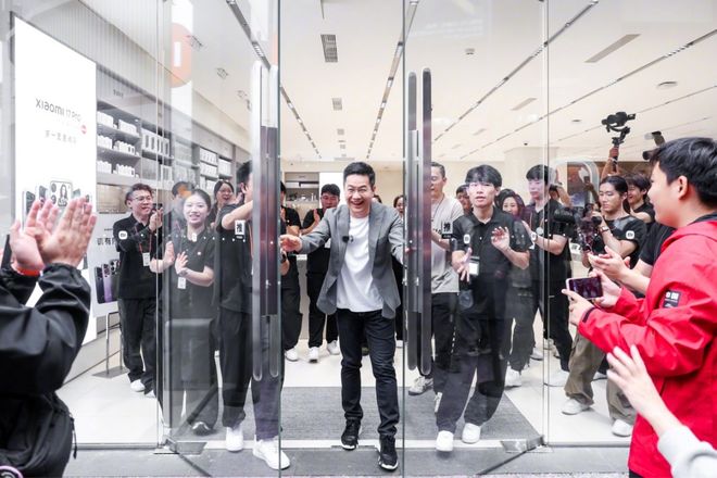 小米17开售5分钟破国产机销售纪录；Meta 研发机器人项目；国内发布「脑机接口标准」 极客早知道(图1)