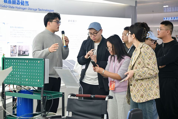 青春红岩｜明月湖畔新材料“星火”正燎原(图2)