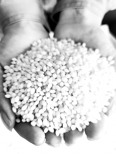 宁波瑆昊新材料取得便于位移的改性塑料挤出机冷却水槽专利大大减少了工人的劳动强度并提高了工作效率