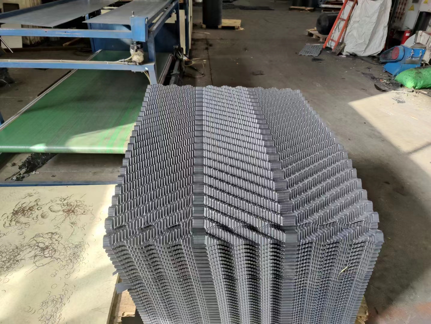 奇德新材获4家机构调研：凭借公司在复合材料成型领域的技术协同公司与客户协同开发在碳纤维色漆技术高品质外观工艺等方面形成独特优势（附调研问答）