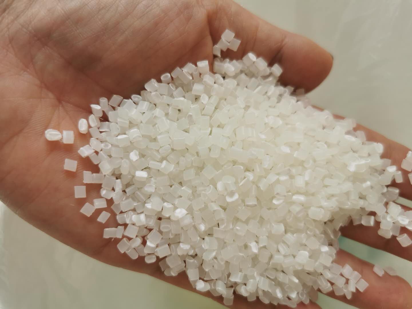 山东狼王新材料有限公司塑料色母粒：为合成材料注入色彩与功能的核心载体！